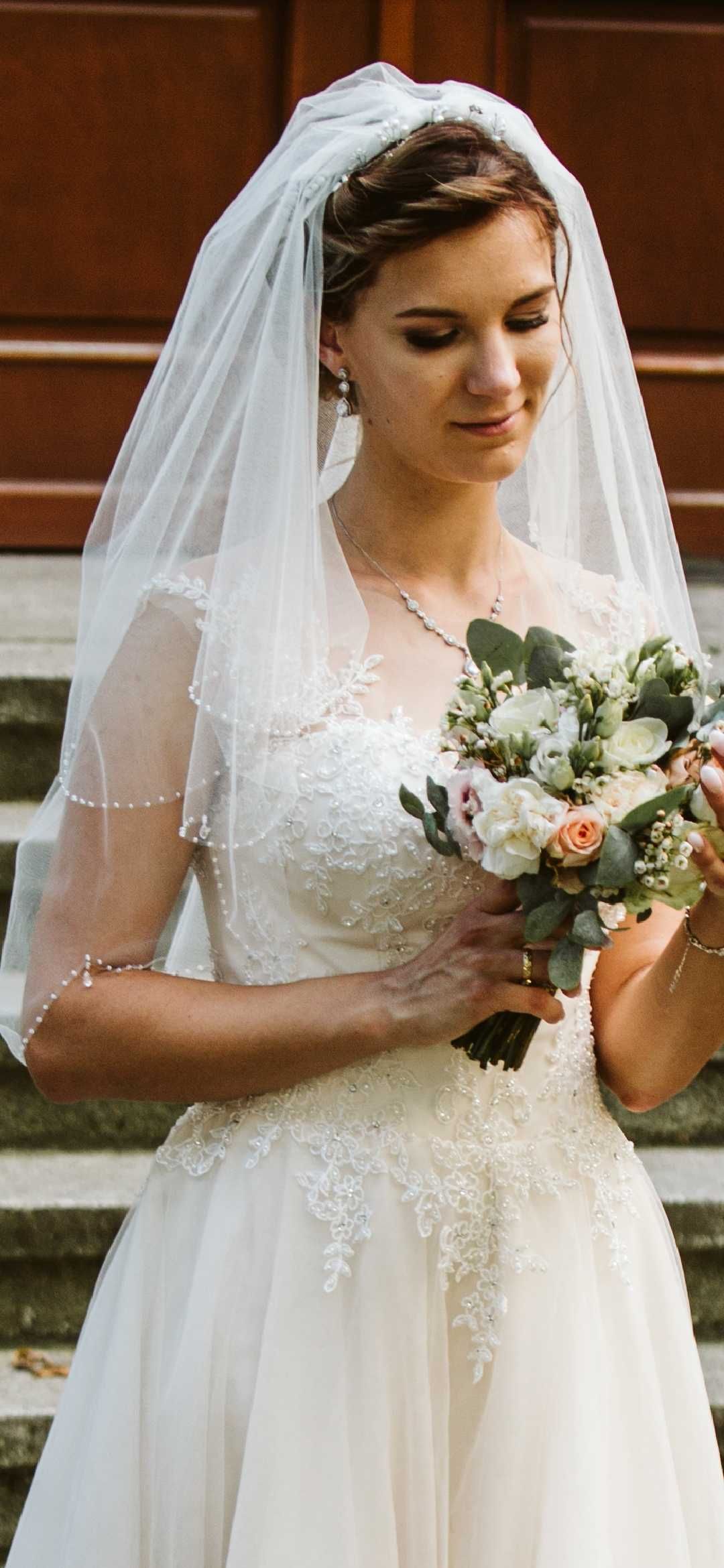 Suknia ślubna ciepła biel