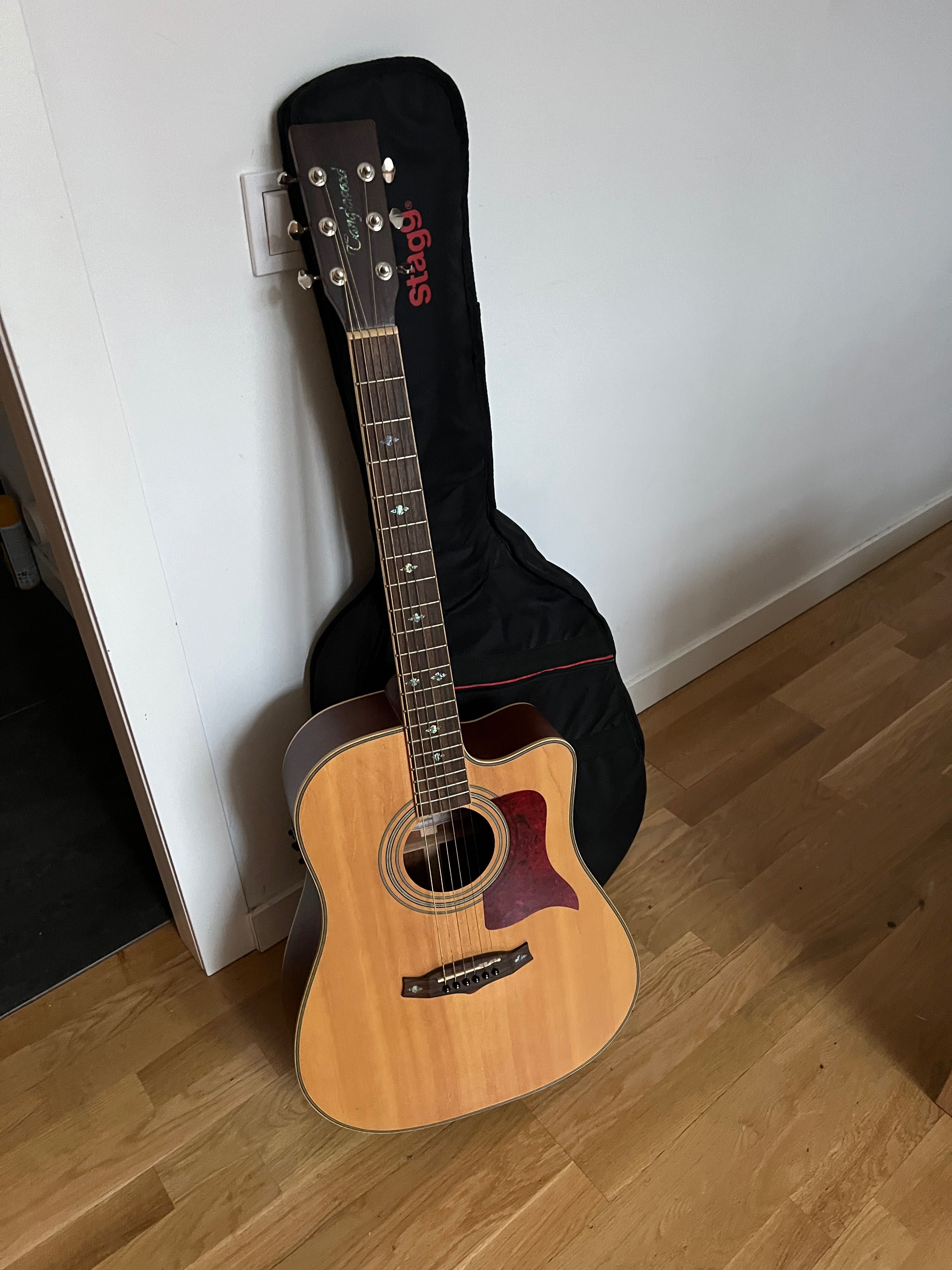 Акустична гітара Tanglewood моделі Premier TW115AS.