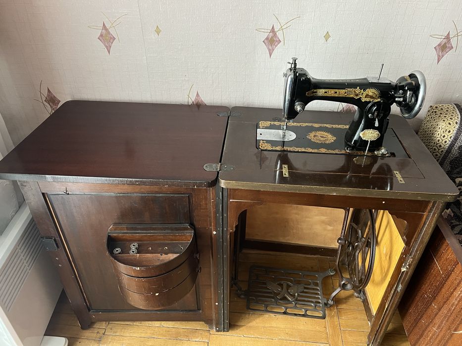 Швейна машинка старовинна