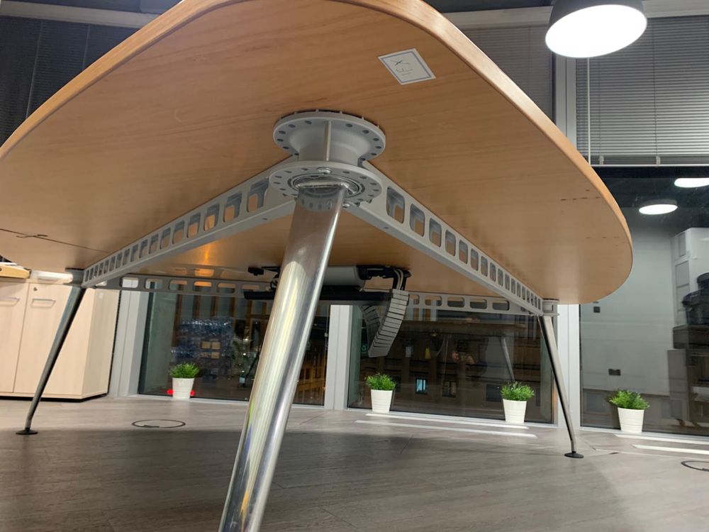 Prestiżowy trójkątny stół konferencyjny VITRA poleasingowy używany