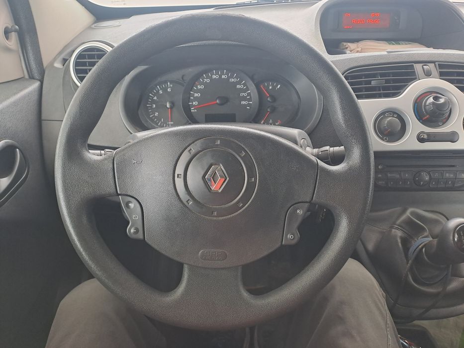 Kangoo (Bem estimada) - Revisão feita