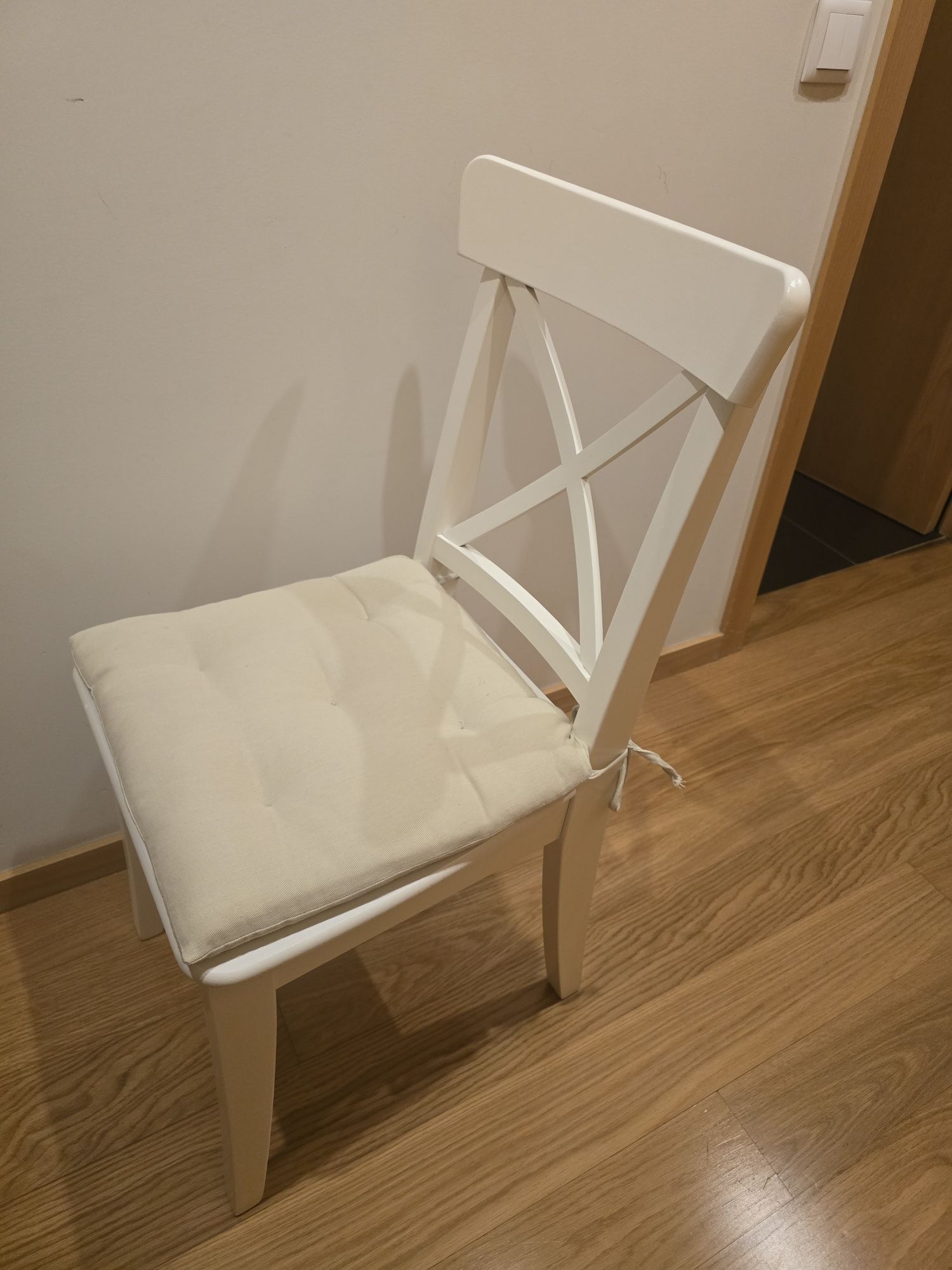 Mesa extensível IKEA EKEDALEN + 2 cadeiras INGOLF (brancas)