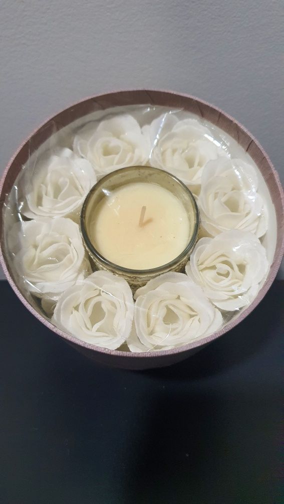 Mathilde M - Caixa com 8 flores de sabão perfumado + vela