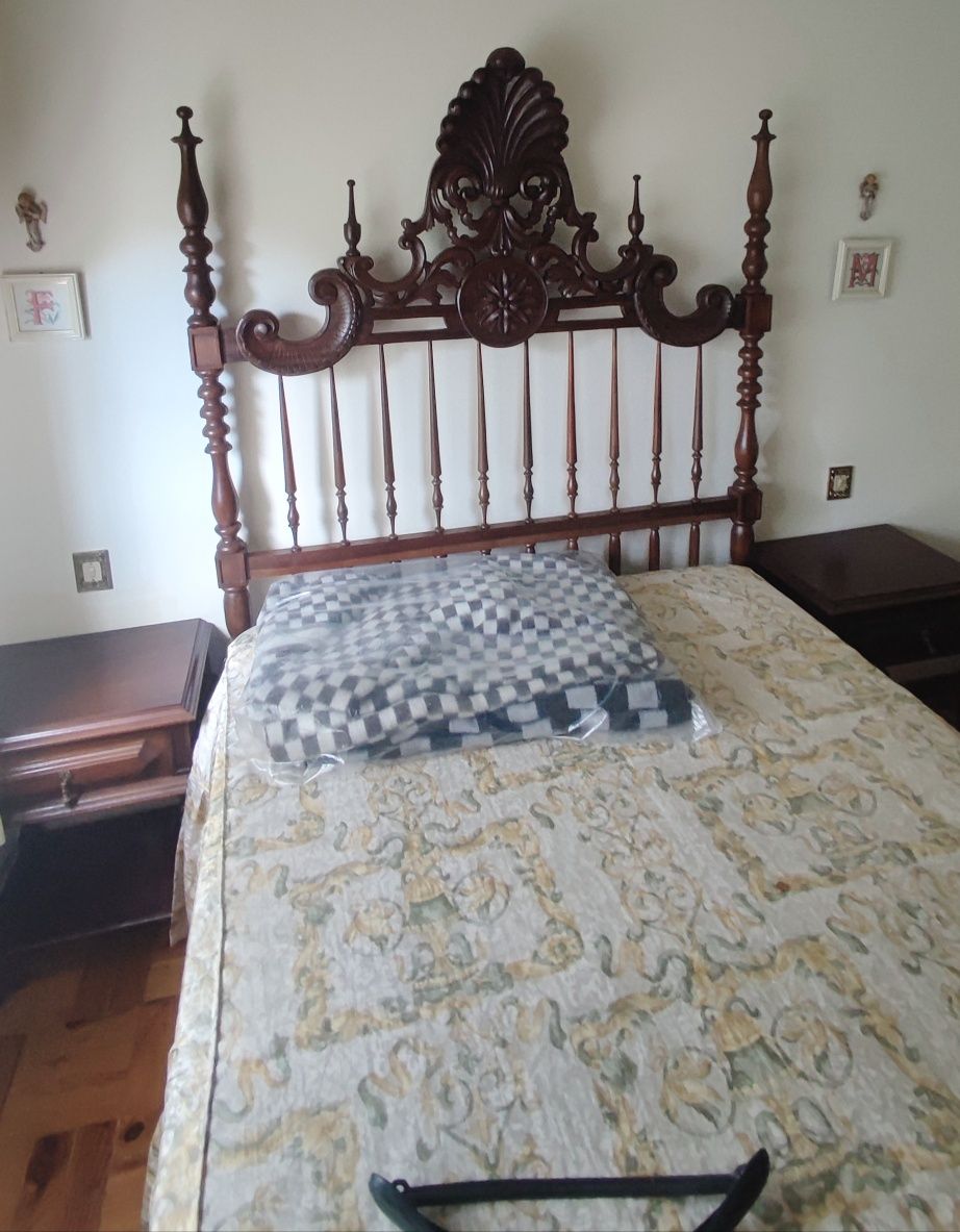 Mobília de quarto em madeira