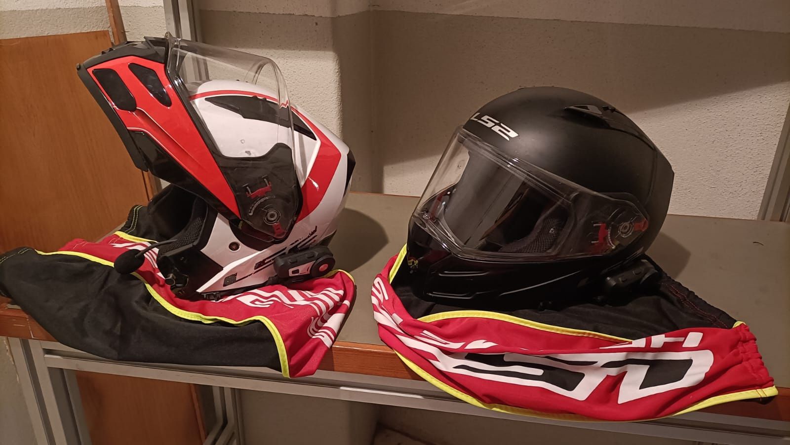 Conjunto capacetes e casaco motard
