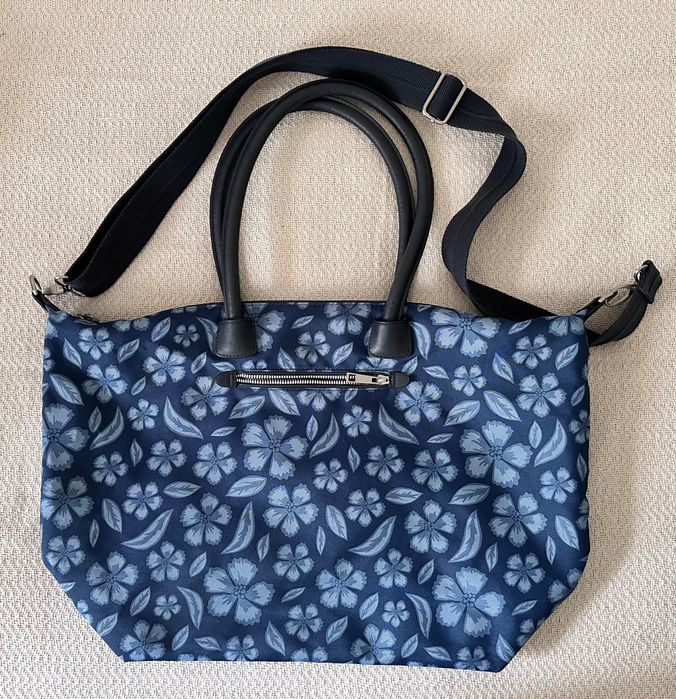 Mala de mão grande a tiracolo