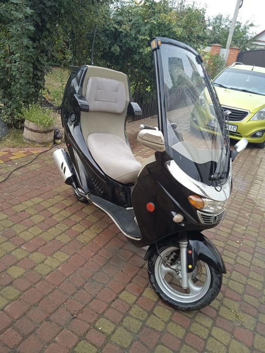 Скутер мотоцикл  150 куб..