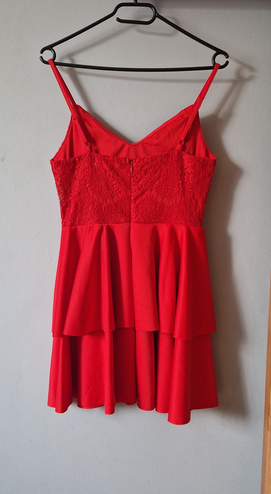 Czerwona sukienka z koronkową górą S