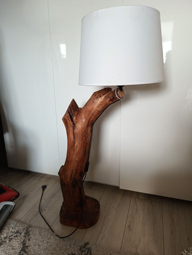 Lampa stojąca oryginalna z konaru drewna.