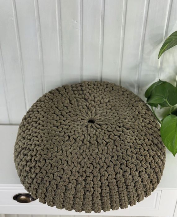 Пуф вʼязаний, кольору хакі