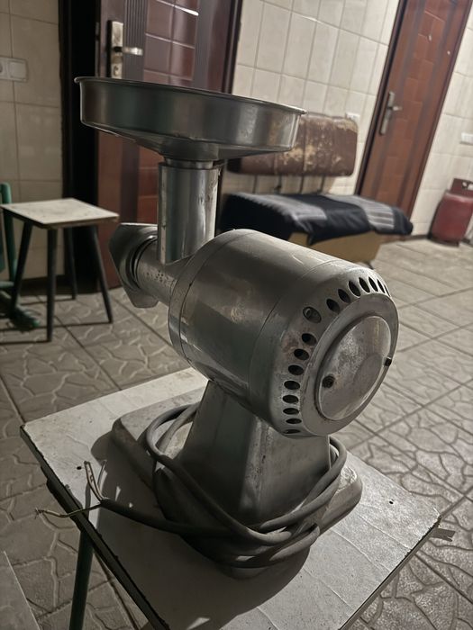 Профессиональная мясорубка fimar 220-380v