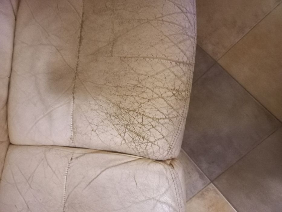 Vendo sofá de 3 lugares em pele