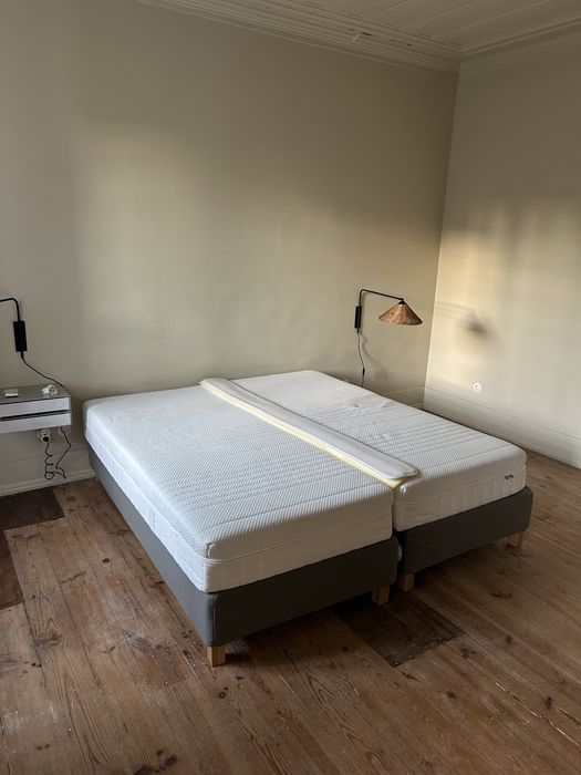 Cama de casal IKEA com colchoes.