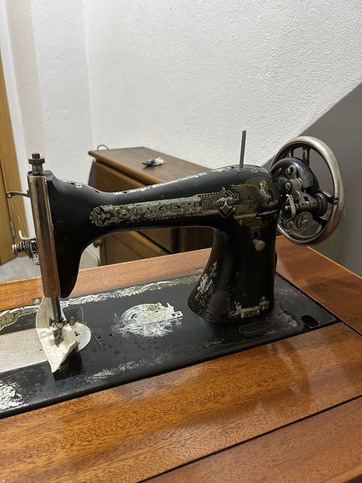 Maquina de costura antiga com movel