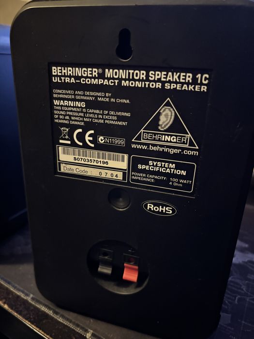 Monitores Behringer 1c