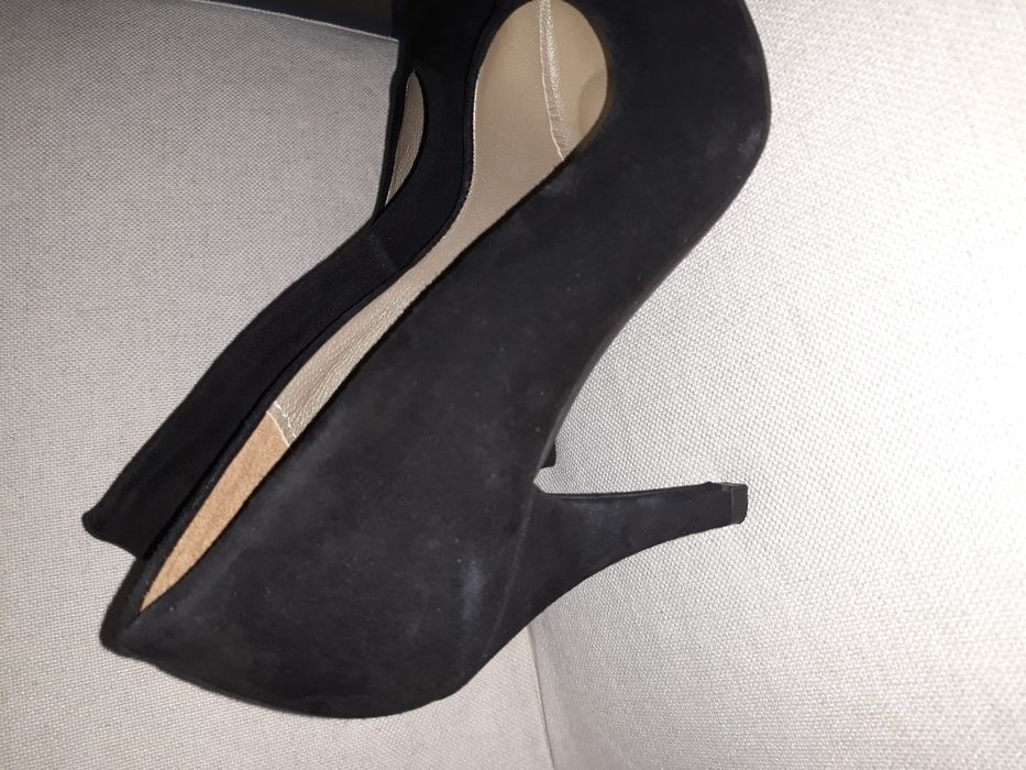 Sapatos em.pele de camurça pretos NOVOS