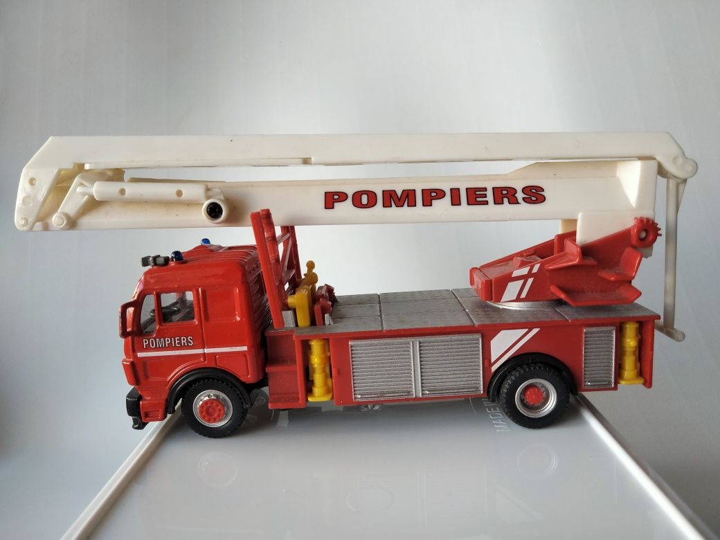 1/87 Mercedes Actros Escada - Bombeiros (Hongwell)