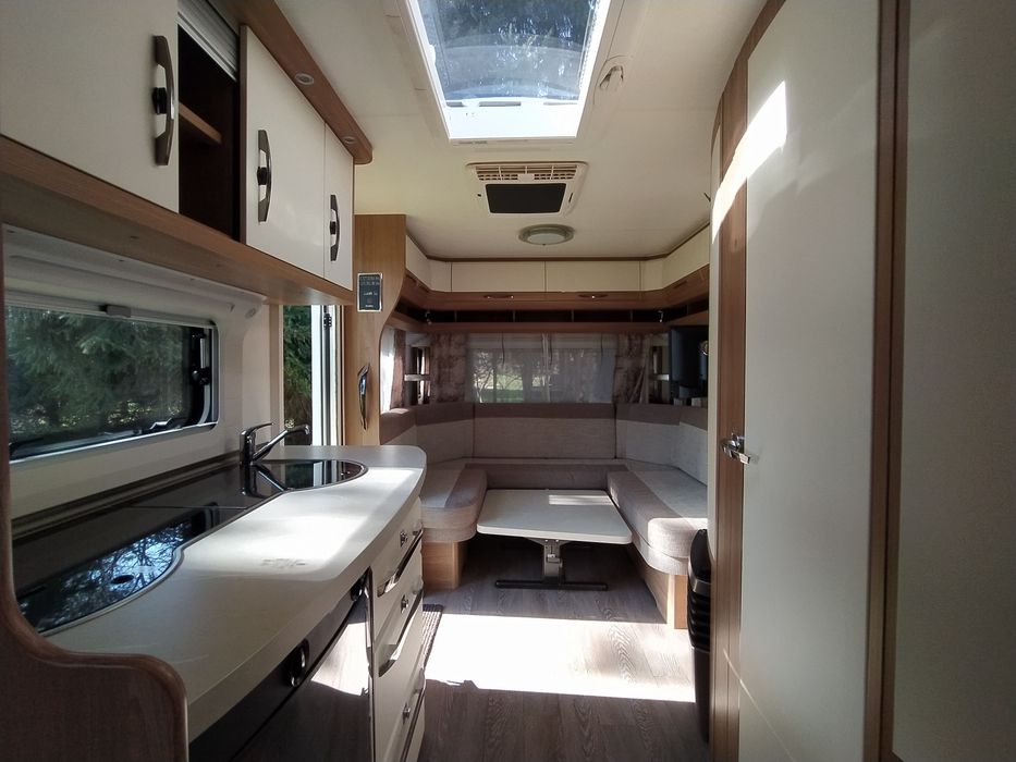 Wynajem PRZYCZEPY kempingowej HOBBY Deluxe 455UF z Klimatyzacją 1350kg