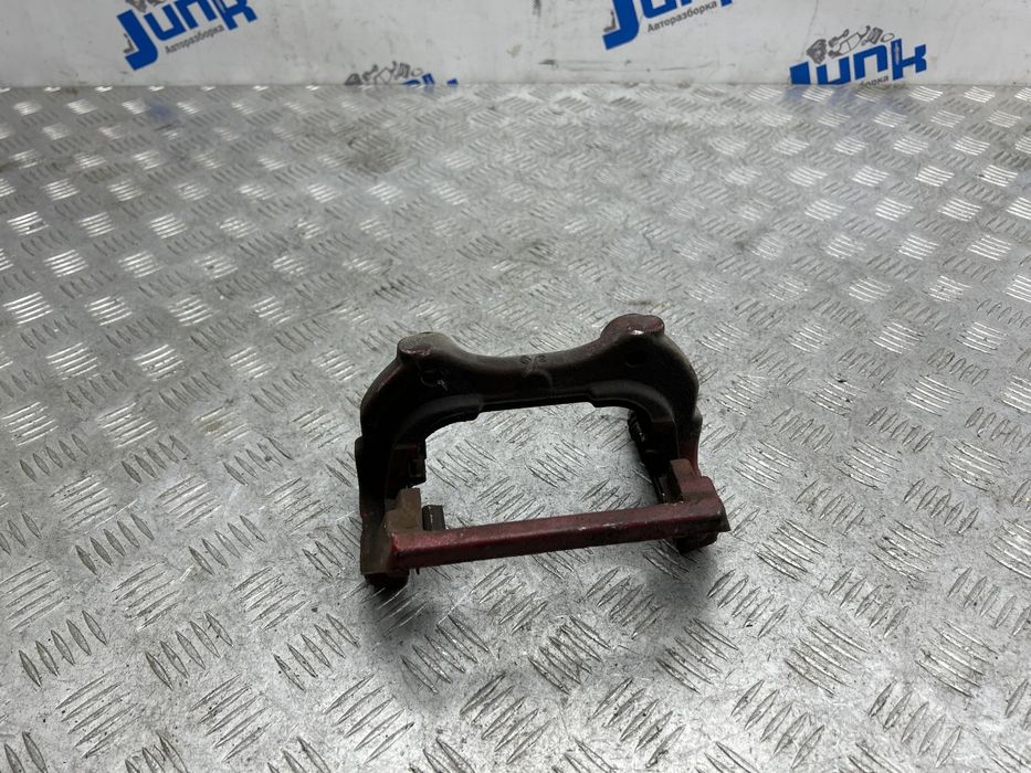 Скоба заднего суппорта левая LR050778 для Land Rover Range Rover Sport