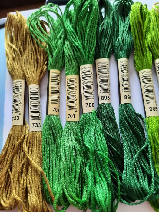 20 meadas de fio para bordados, ponto cruz e costura. 
Várias cores di