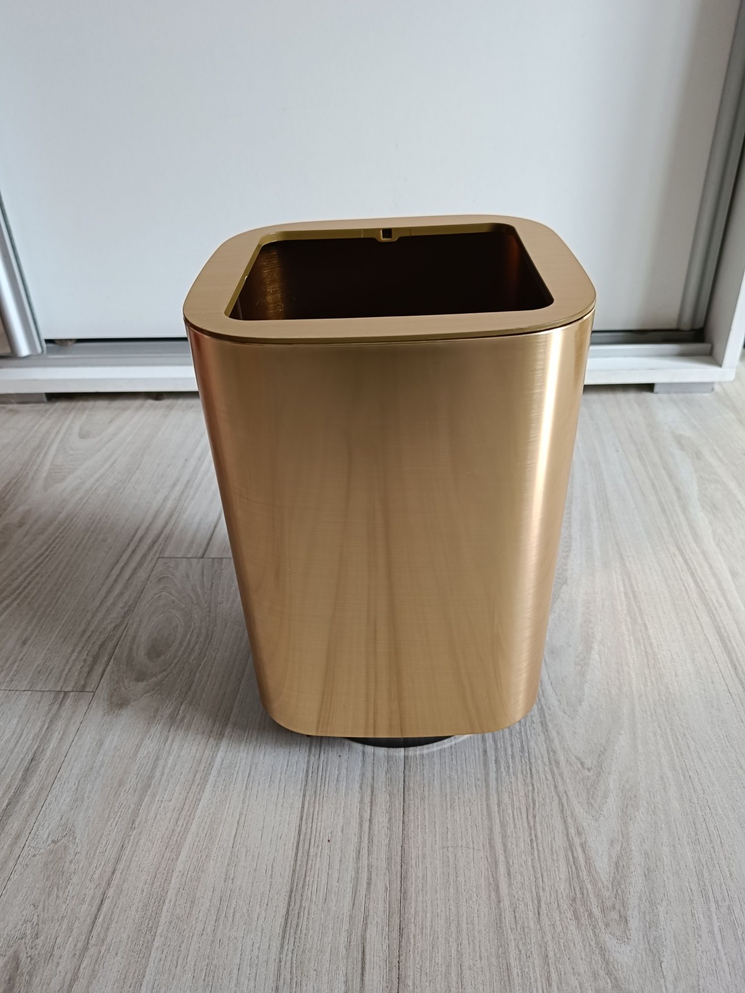 Kosz na śmieci złoty