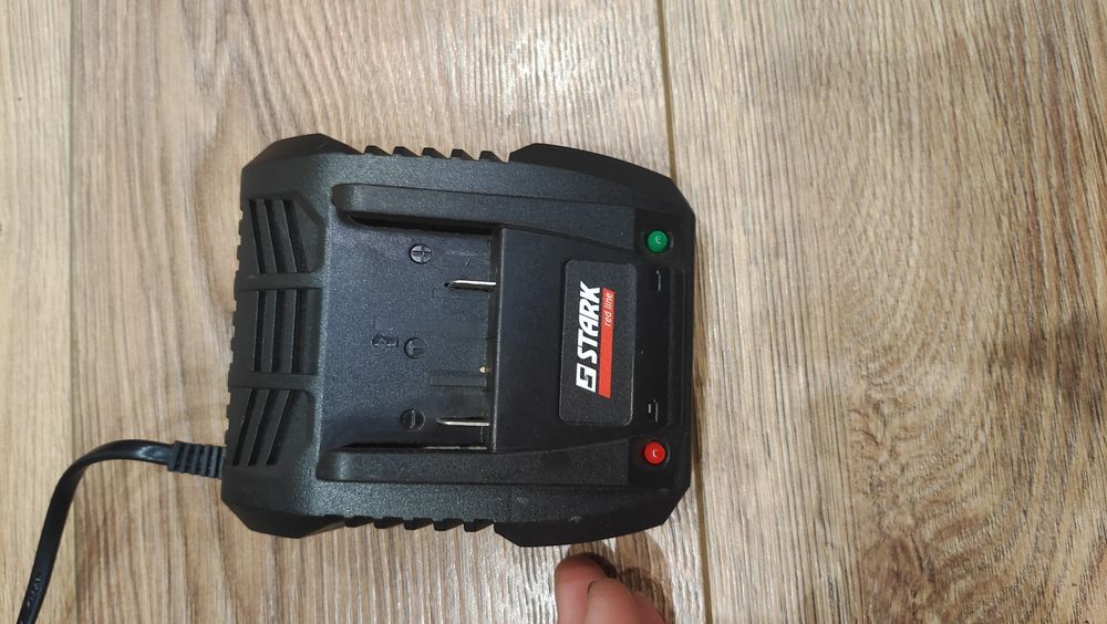 Акумулятор та зарядка Stark