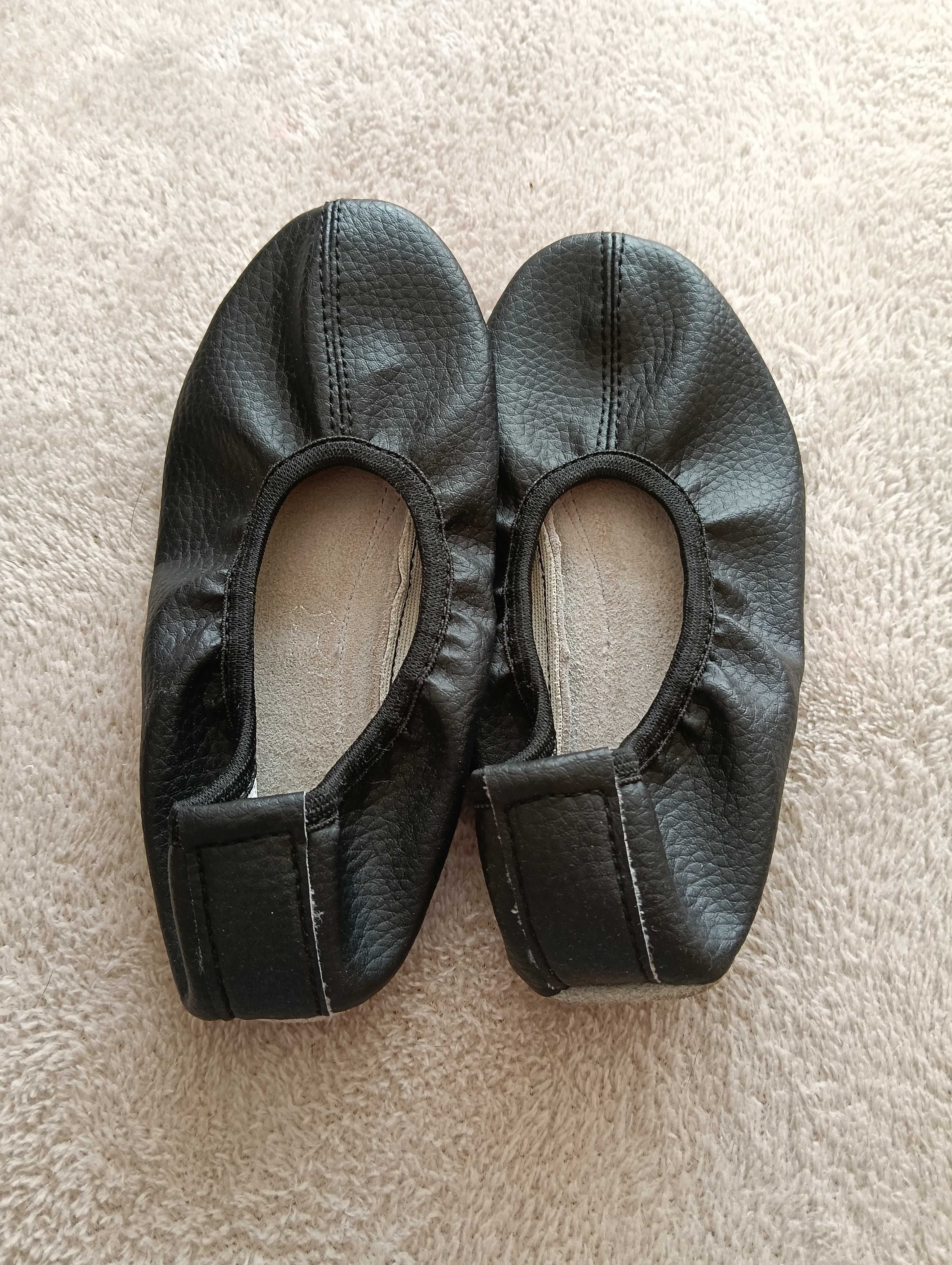 Spodnie, baletki i trampki