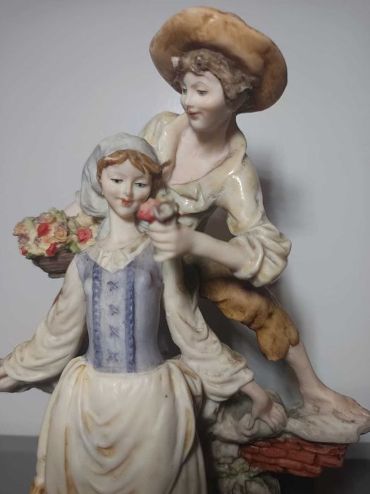 Escultura de Porcelana Clássica – Cena Romântica