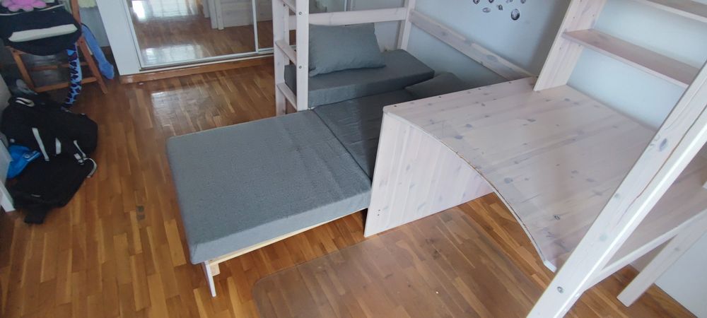 Beliche Flexa em pinho branco com secretária e sofá – 2ª mão