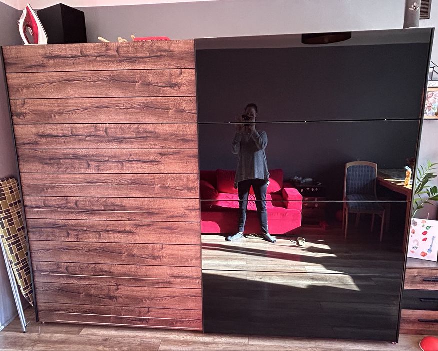 Szafa z czarnym lustrem