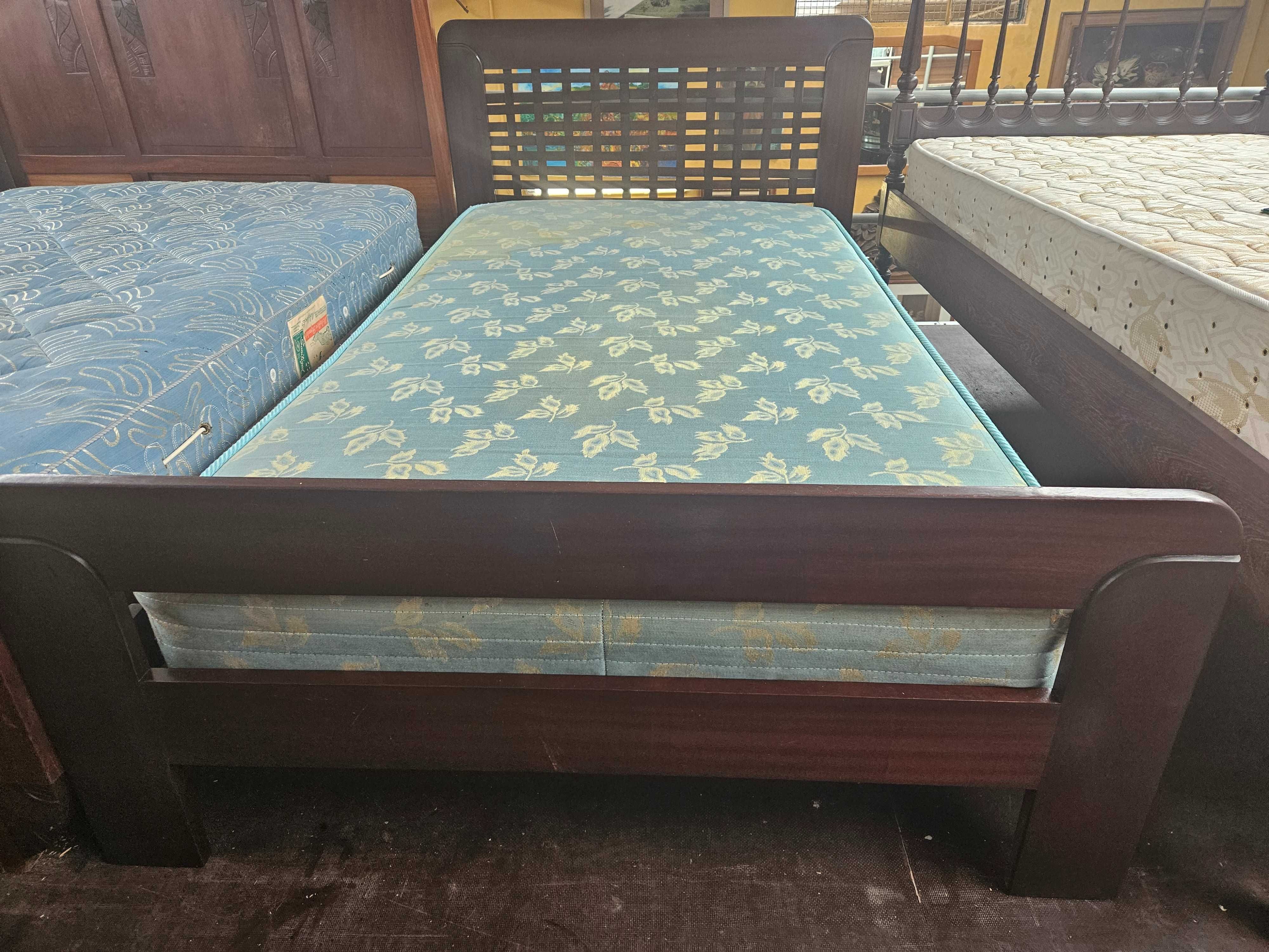 Cama de solteiro em madeira maciça com estra