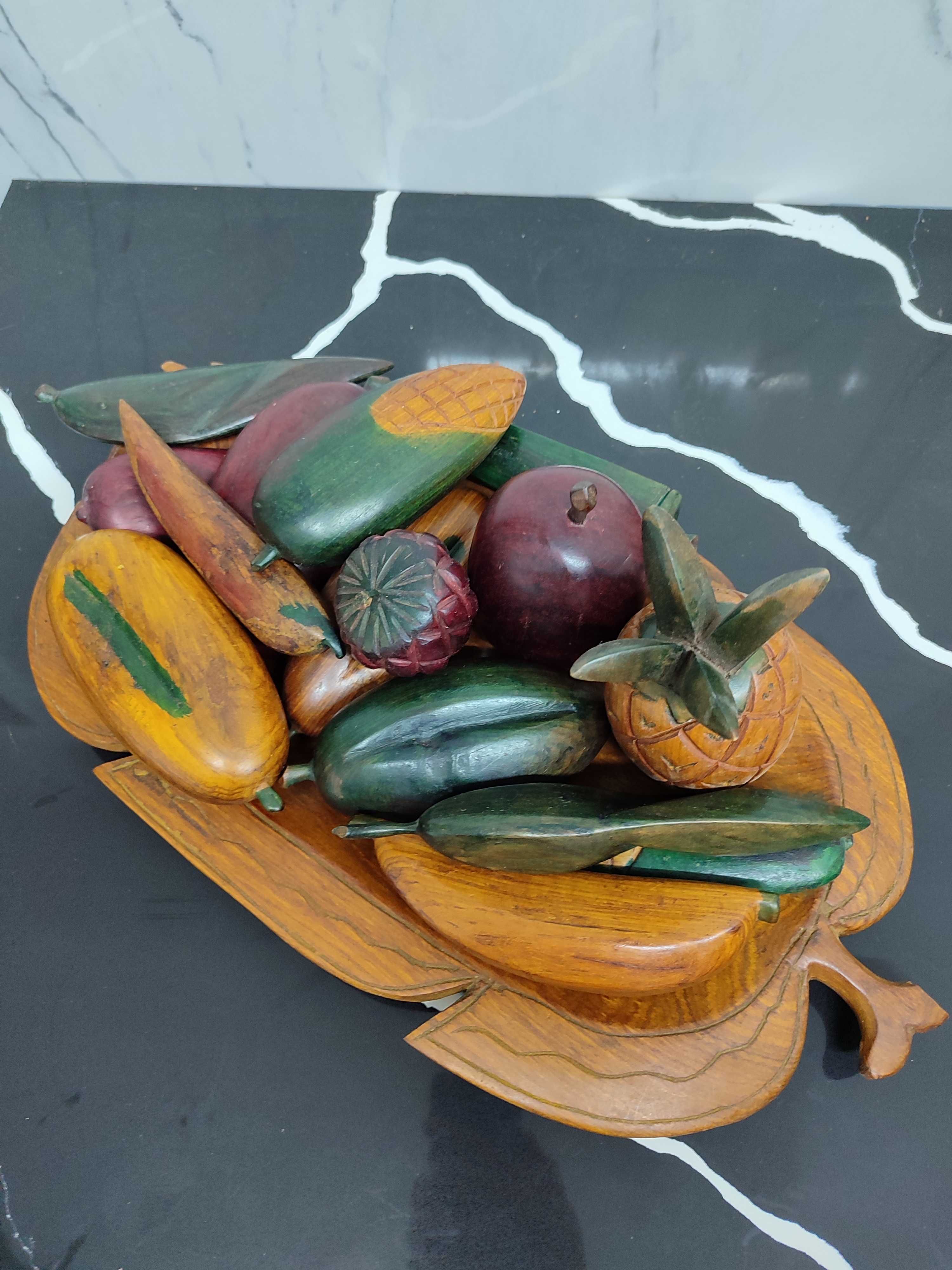 Travessa com 15 frutas decorativas em madeira em excelente estado