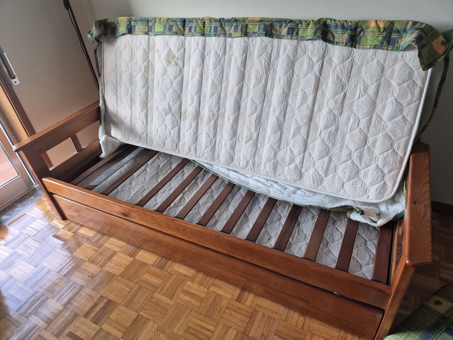 Sofá-cama em madeira