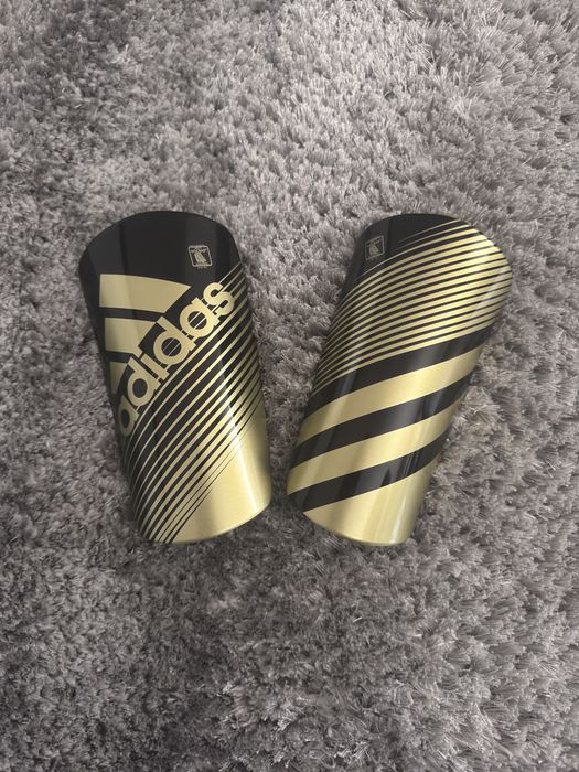 Caneleiras Adidas pretas e douradas