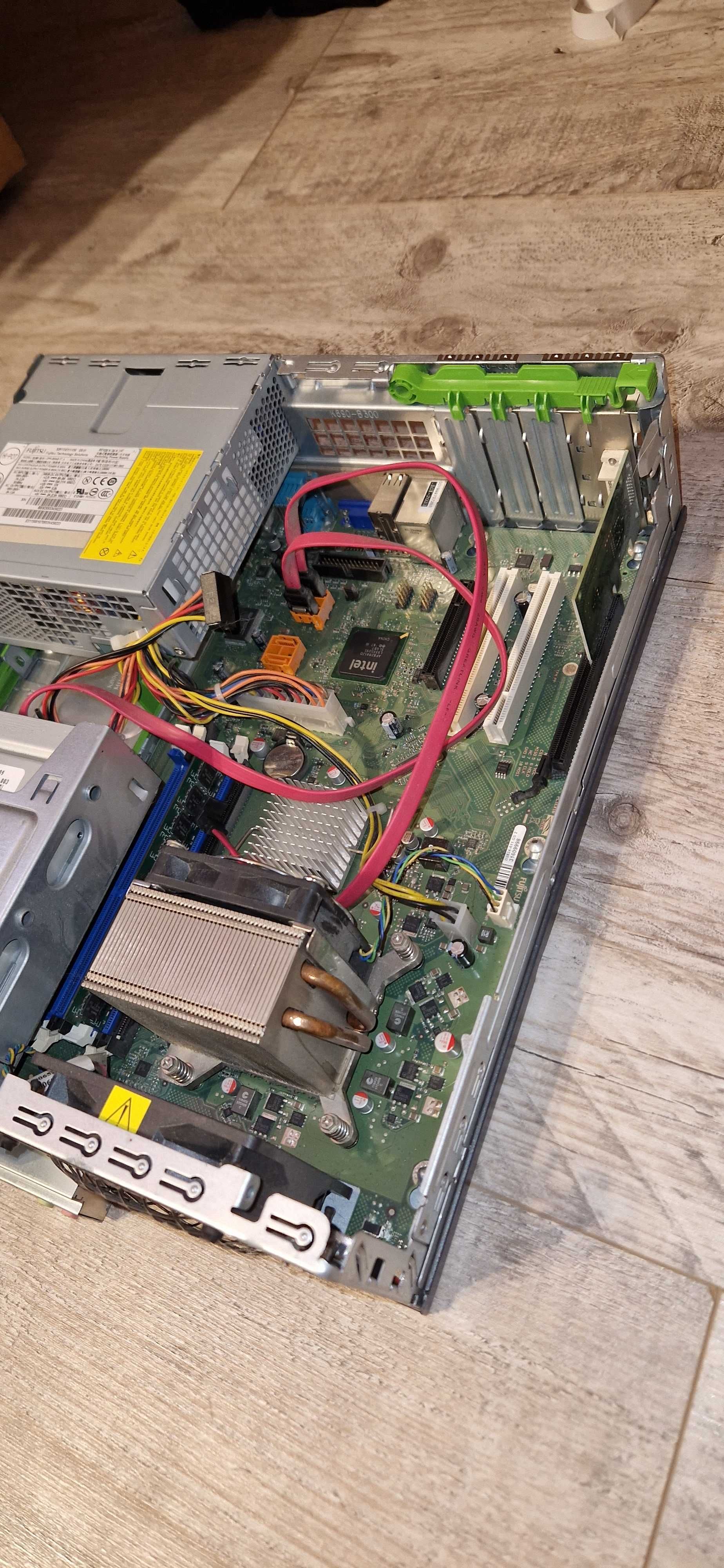 Mały komputer stacjonarny fujitsu