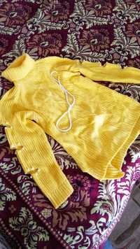 Теплый желтый свитер