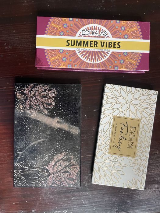 Zestaw trzy paletki cienie do powiek Douglas Eveline Ruby Rose