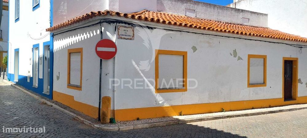Moradia T3, no centro da Vila de Cuba para remodelação total