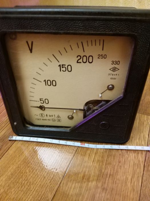 Уровень,    замок, пилка ,рулетки ,вольтметр