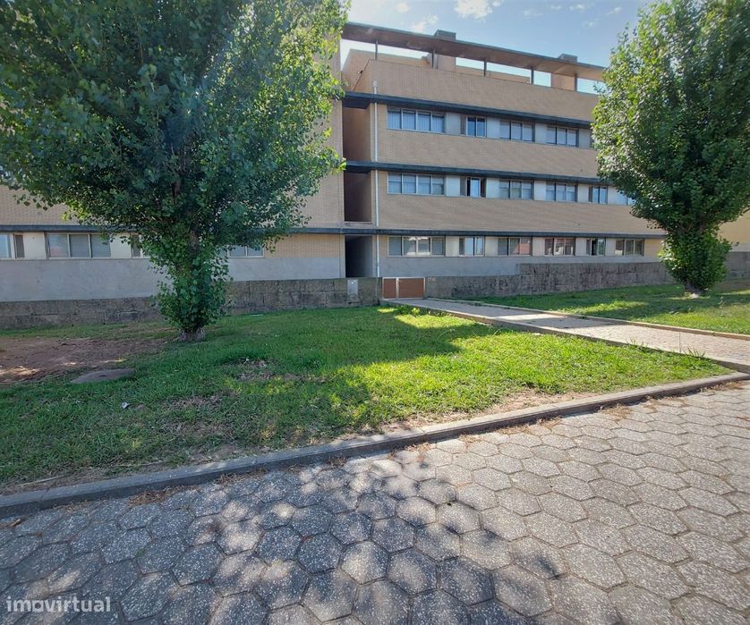 T2 mobilado, perto da praia, garagem e transporte público à porta.