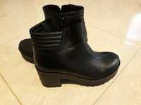 Botas pretas novas