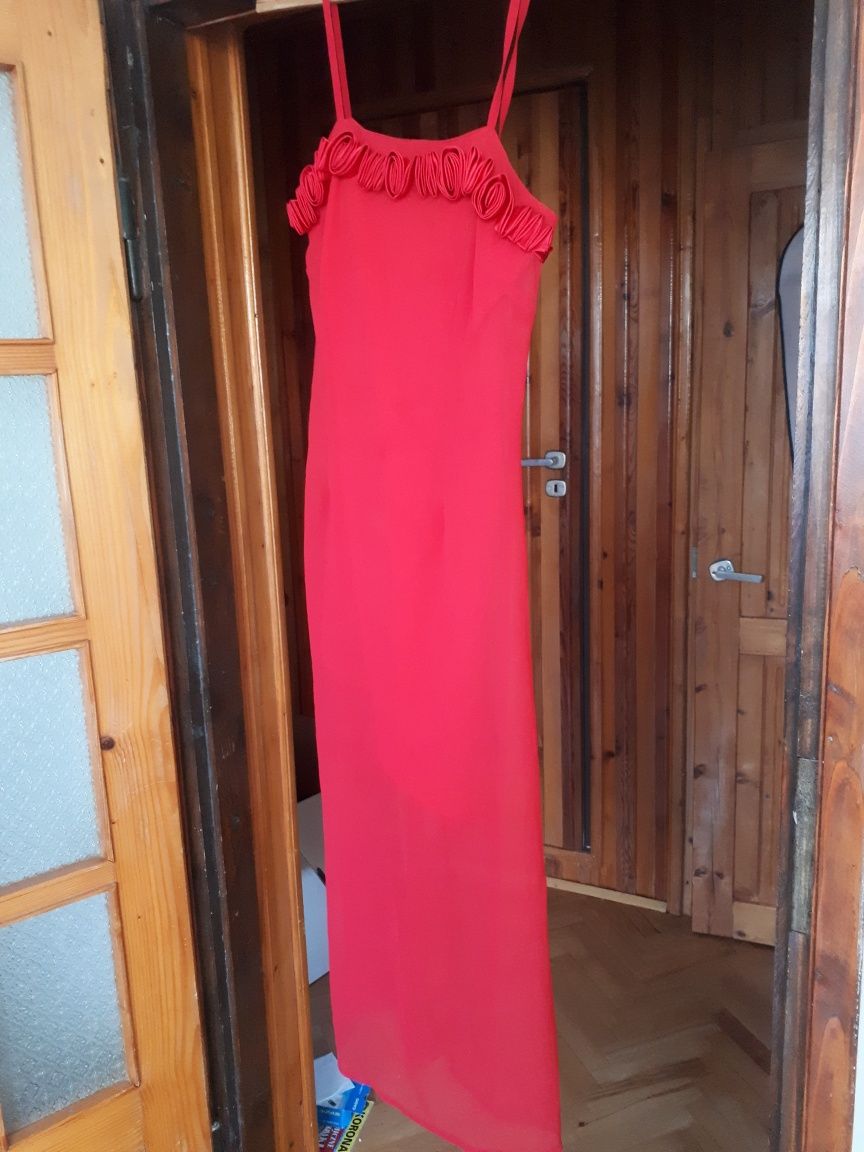 Długa czerwona suknia długa sukienka elegancka