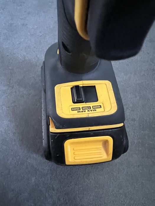 Безщіткова Акум. Прямошліфувальна машина DeWALT DCG426