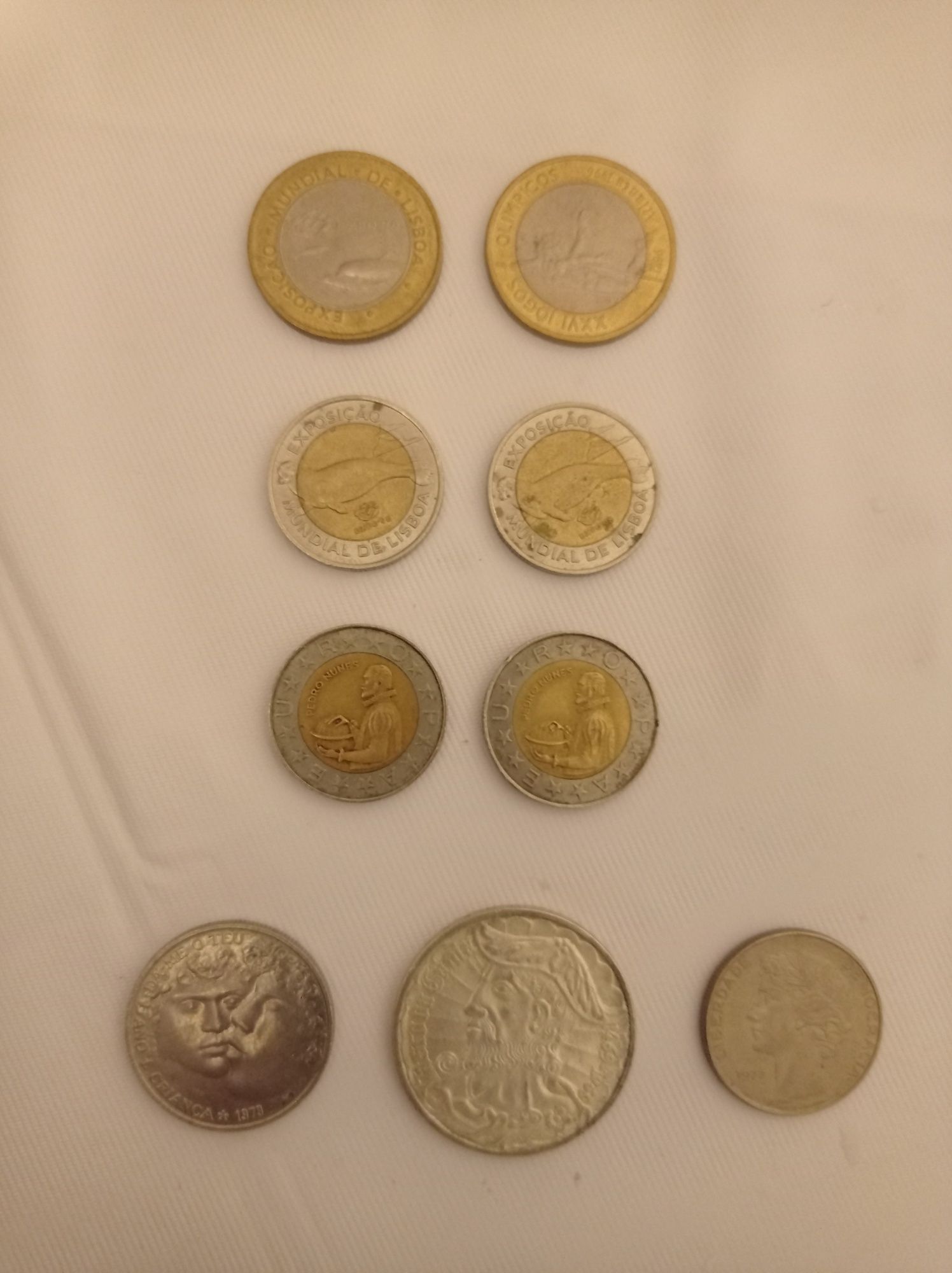 Várias moedas comemorativas e antigas