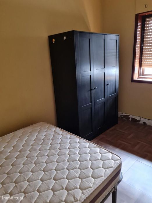 Quarto - localizado em Paranhos Porto