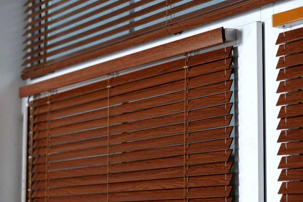 Żaluzje drewniane i aluminiowe na wymiar. Pomiar i montaż.
