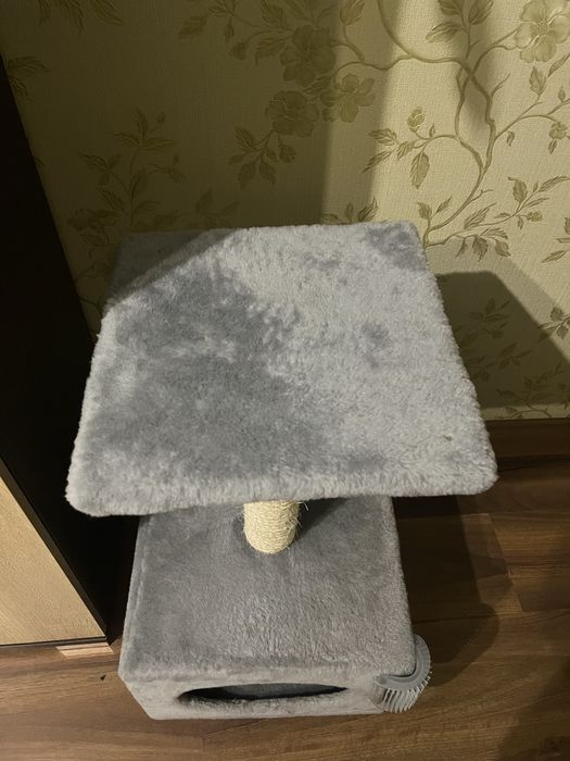 Котячий комплекс з будиночком та кігтеточкою.