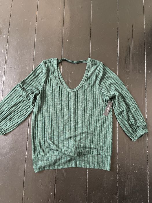 Кофта трикотажна , нова, розмір L, ззаду цікав деталь знизу