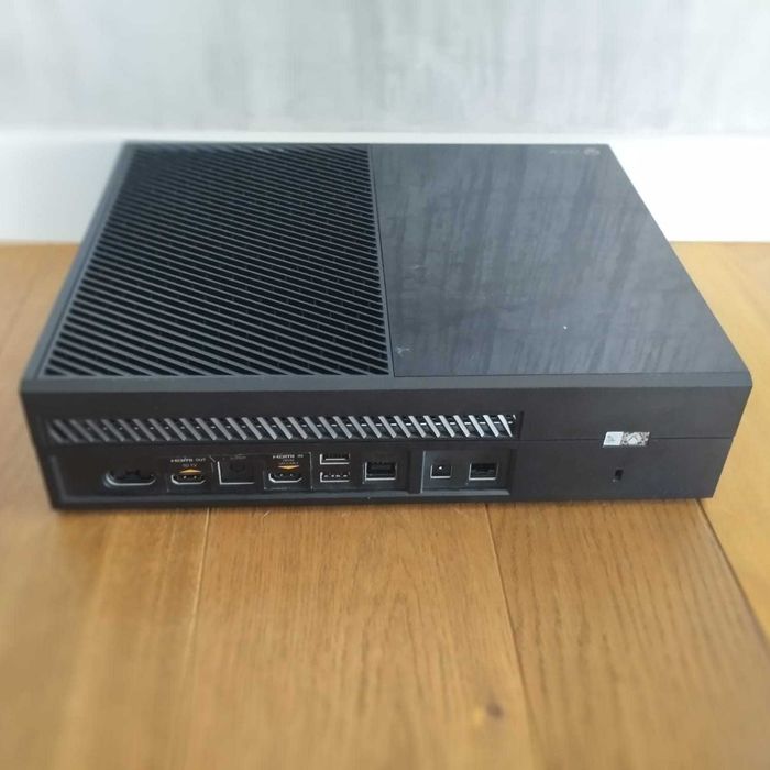 Xbox One + dwa pady + Kinect