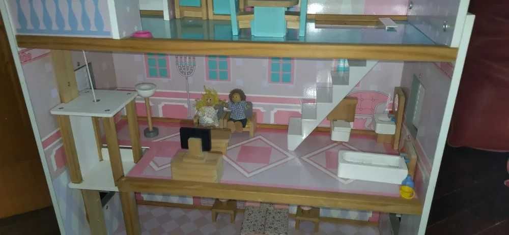 Casa de brincar com peças de mobiliário incluído